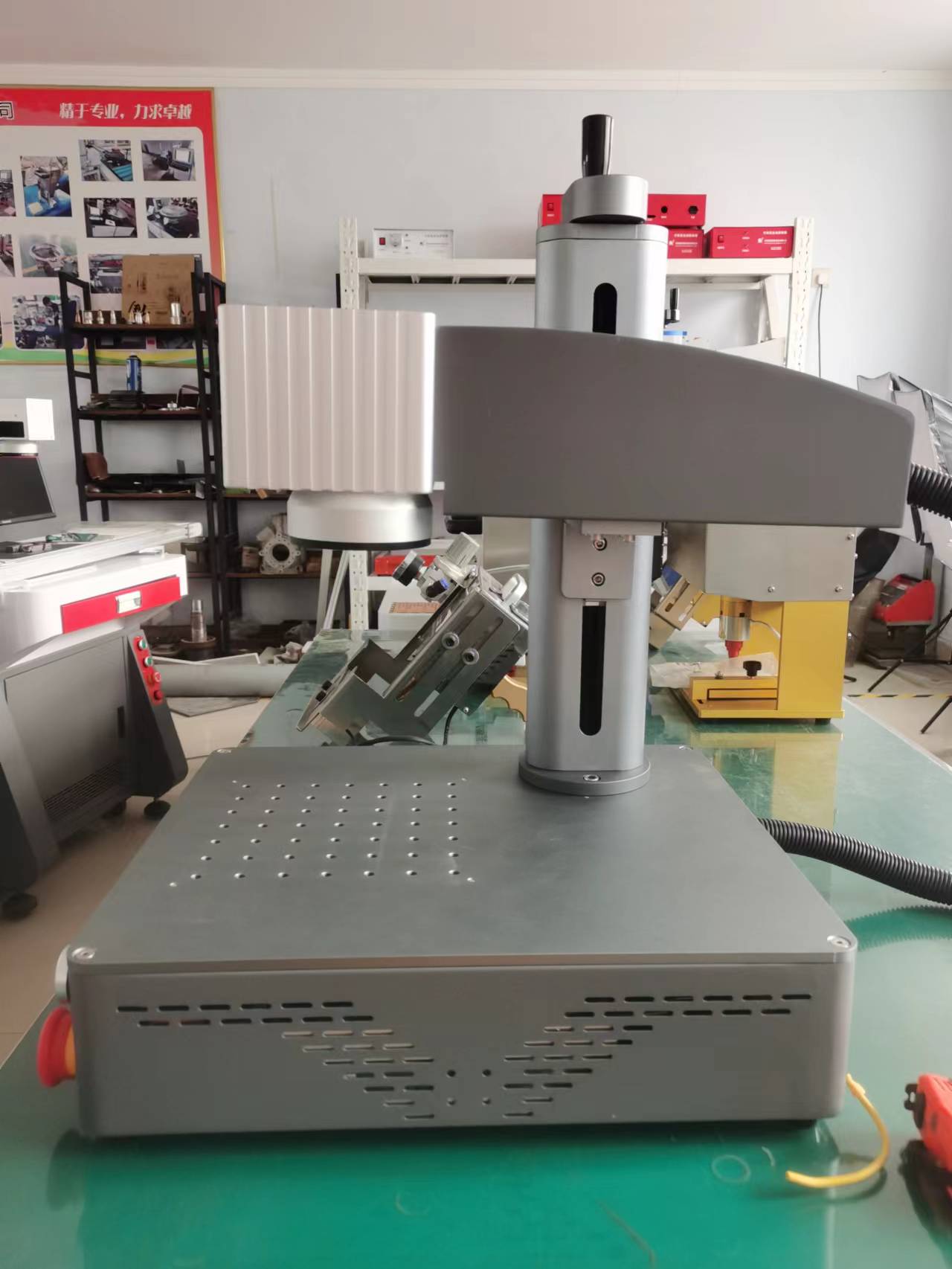 Máy khắc laser 20w 30w cho bảng tên kim loại