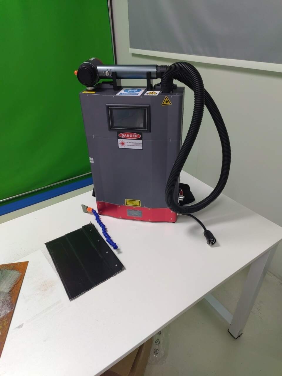 Máy làm sạch laser sợi xung mini cầm tay công nghệ cao 100w để loại bỏ vết rỉ sét kim loại